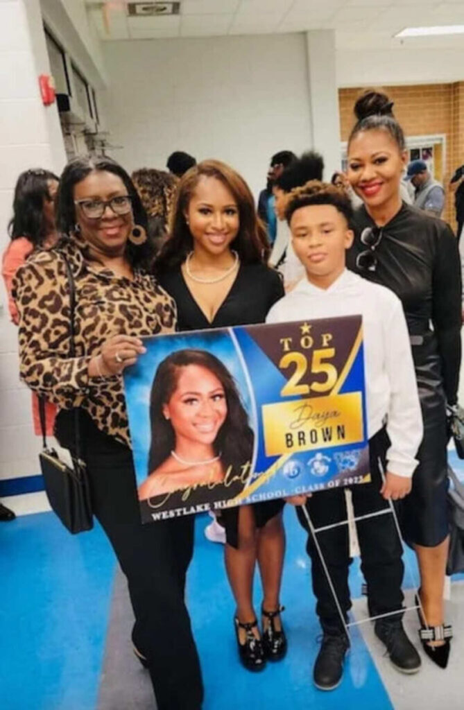 Daya Brown fejrer sit valg af studie og takker familien for deres støtte